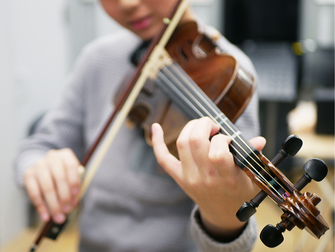 憧れのヴァイオリンを手にしてみませんか？実力派講師たちが楽しくレッスンします