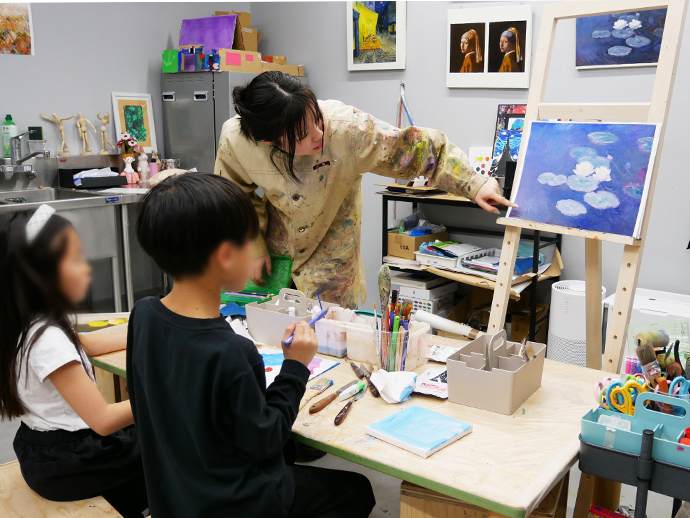 2歳から始められるアート教室はその日の興味やペースに寄り添いながら進めるため、はじめての習い事としても安心してご参加いただけます。